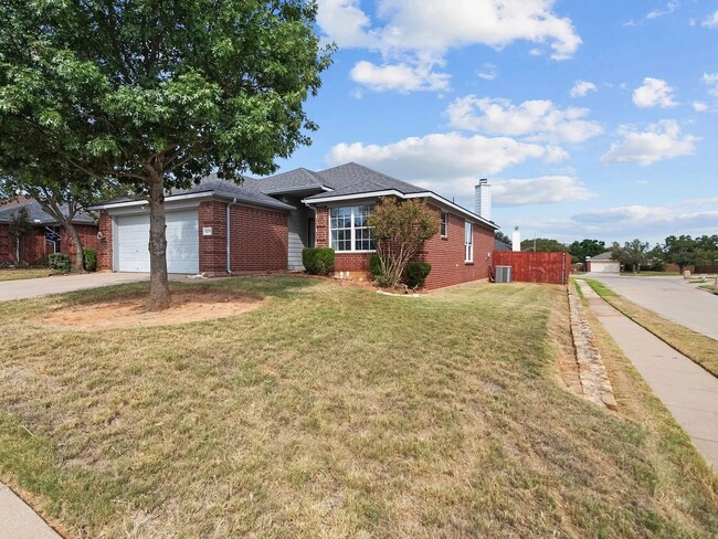 Building Photo - 3 Bedroom Single Family Home in Fort Worth