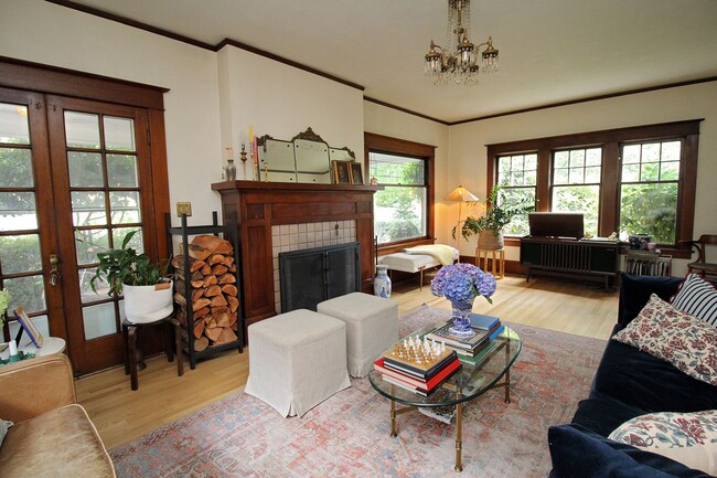 Building Photo - LAURELHURST: Classic 4 Bedroom Craftsman G...