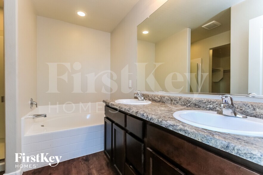 Building Photo - 38137 La Paz St