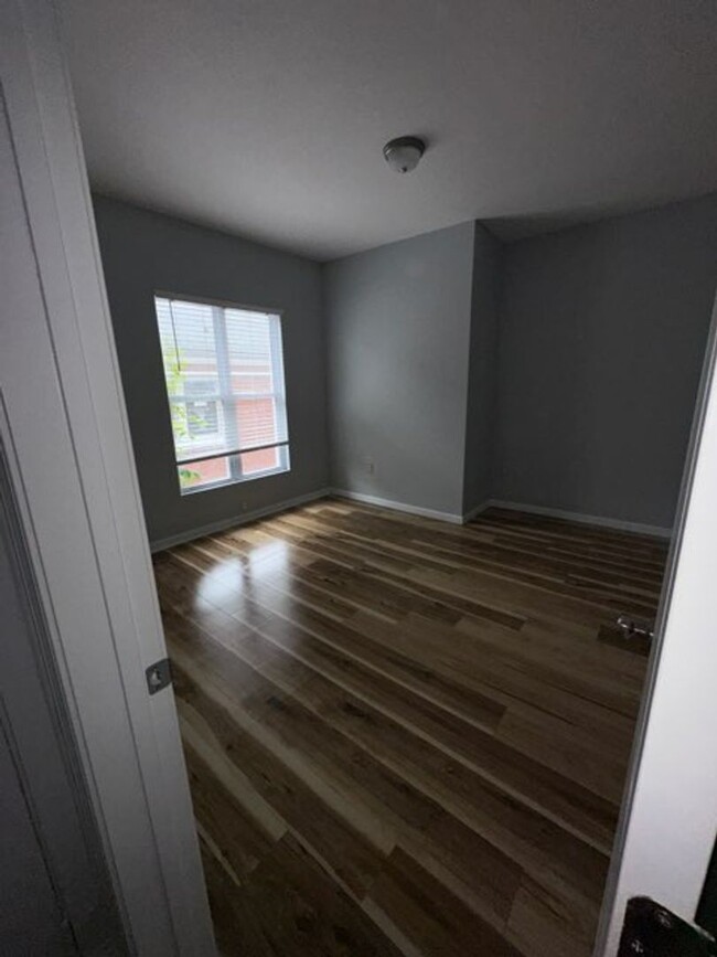 Building Photo - Newly renovated 2 bedroom apartments