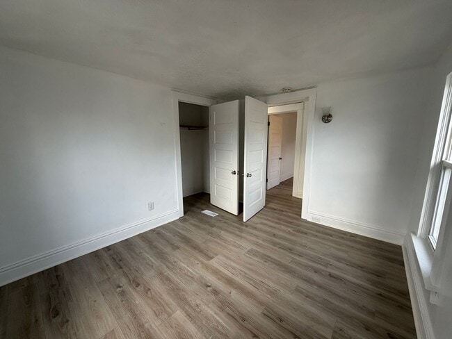 Building Photo - Spacious 4 Bedroom home