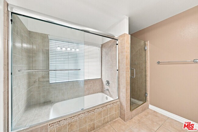 Building Photo - 956 S Wilton Pl