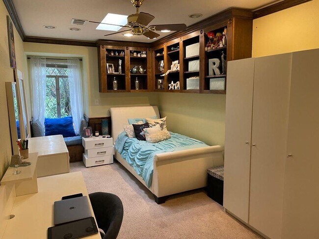 Building Photo - 452 N Post Oak Ln