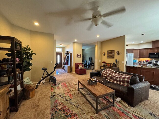 Building Photo - 3 Bedroom, 3 Bathroom House - Walking distance to the beach
