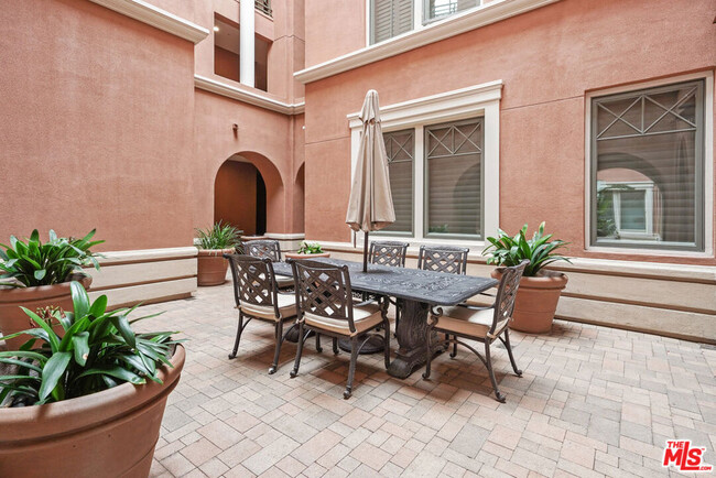 Building Photo - 6241 Crescent Park W