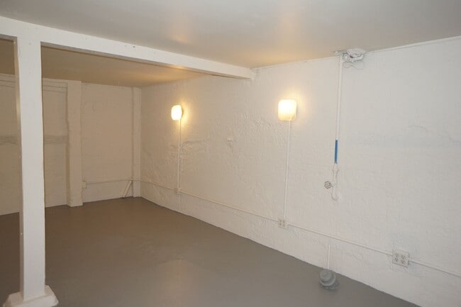 Building Photo - NE Portland 3 bedroom Rose City Park - APP...