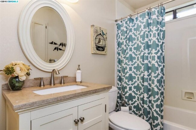 Building Photo - 884 Ruth Dr