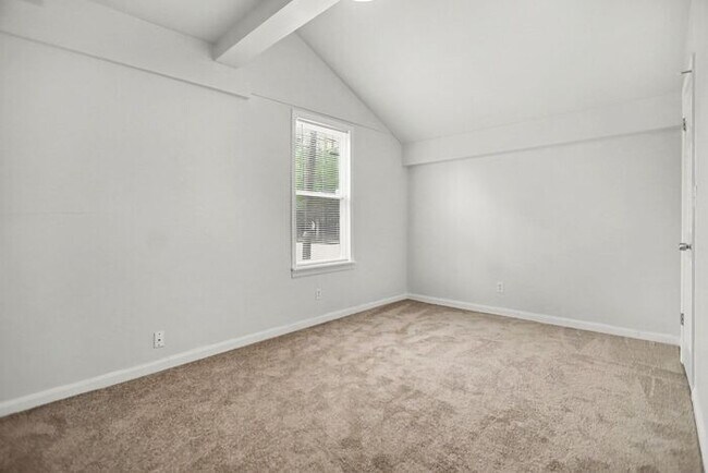 Building Photo - 3BR/2BA Gem Located in Historic West End!