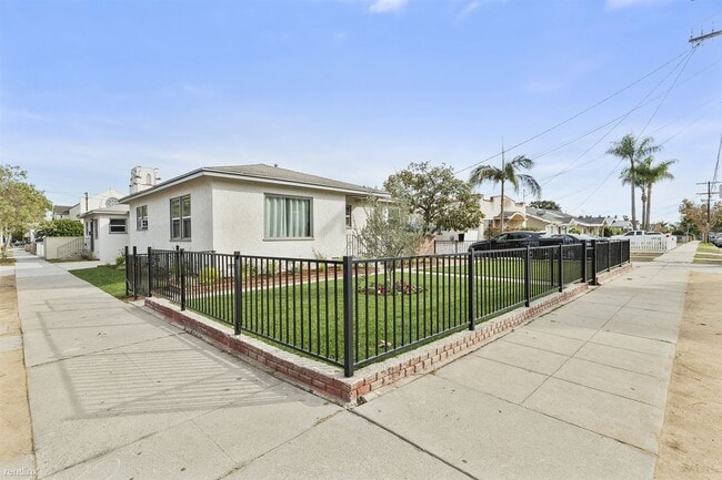 Building Photo - 2 br, 1.5 bath Duplex - 1160 North Fries A...
