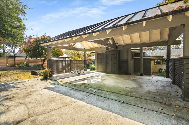 Building Photo - 465 Eastland Dr