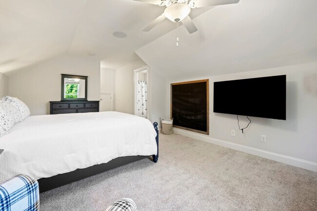 Building Photo - 245 Brace Dr