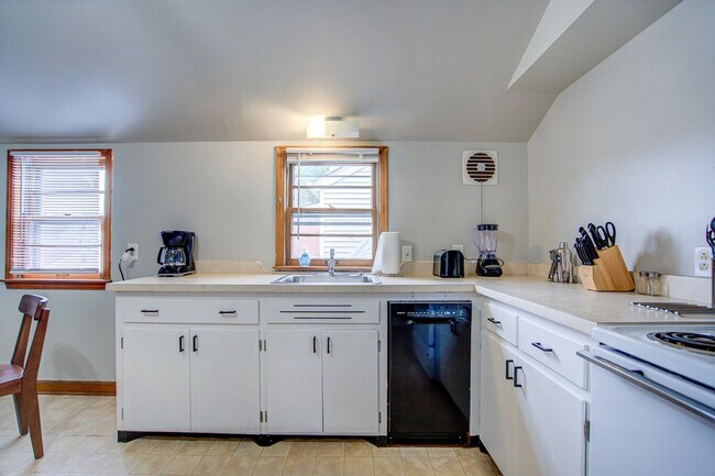 Building Photo - 3120 S 30th St