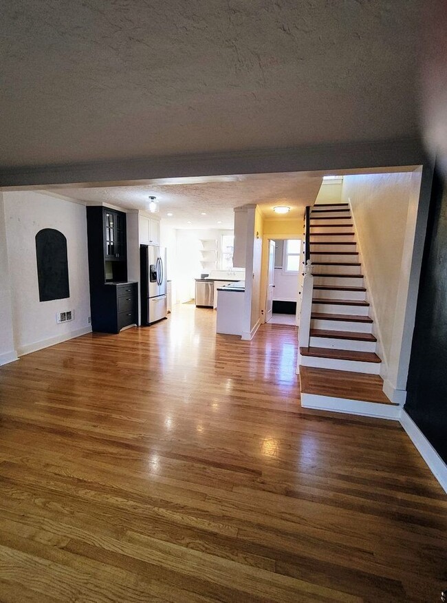 Building Photo - Beautiful Three Story Townhome With Full B...