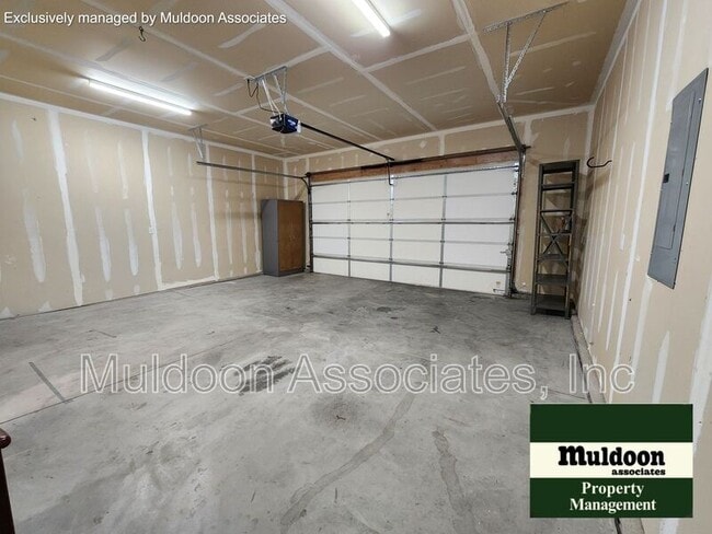 Building Photo - 326 N Longmont Dr
