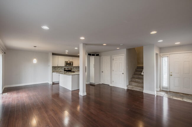 Building Photo - 324 Stratford Ln