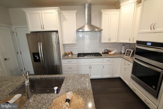 Building Photo - Stylish 1-car garage condo in the heart of...