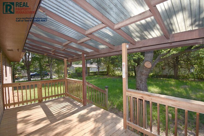 Building Photo - All brick 3BD home PLUS bonus room & back deck, half mile to MTSU!