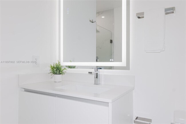 Building Photo - 700 NE 24th St