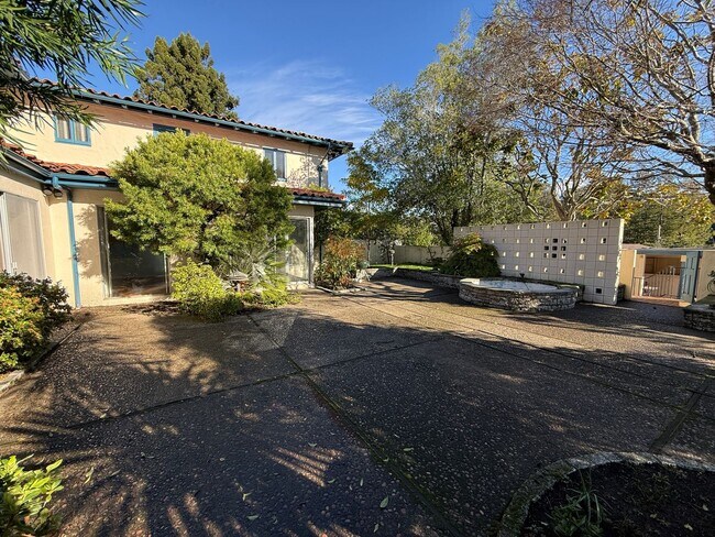 Building Photo - Luxury Upper Piedmont Estate