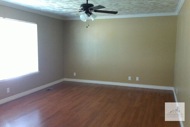 Building Photo - Must See! Lovely 3 Bedroom 2 Bath Home with Pool