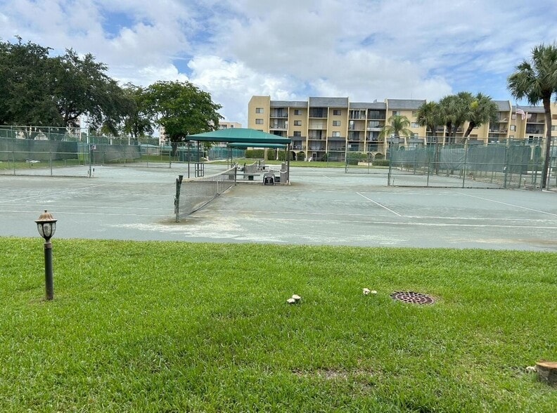 Building Photo - 2786 Tennis Club Dr