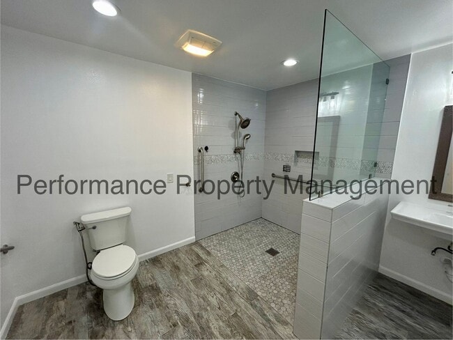 Building Photo - Charming 4 Bed/1 Bath E Bakersfield Home w...