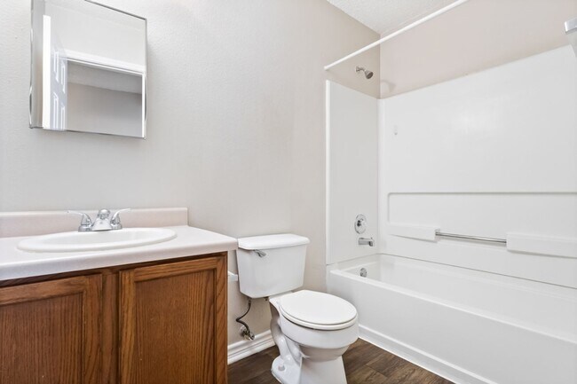 Building Photo - 3 bedroom / 2 bath home in Creekside subdivision