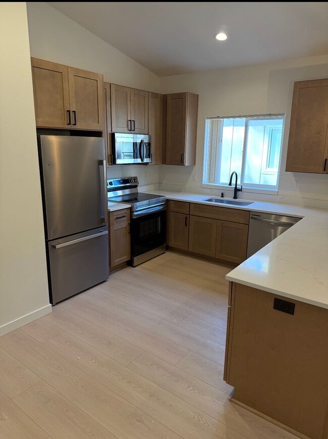 Building Photo - CDA Duplex with a 1200 sq ft Garage!