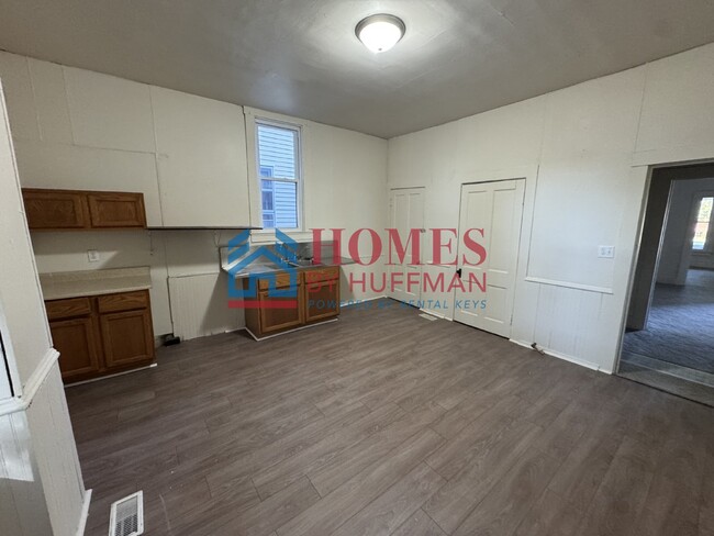 Building Photo - Three Bedroom House | Two Bath