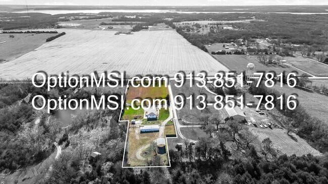 Building Photo - Country Charm Just Minutes From Lawrence!