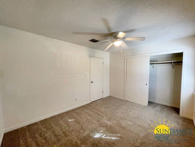 Building Photo - Great Centrally Located 2 Bedroom Townhous...