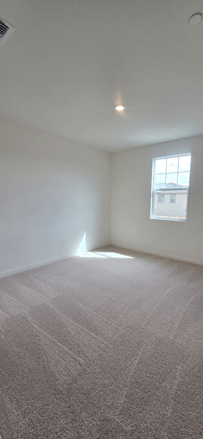 Building Photo - Welcome to your dream home in Lathrop! Thi...