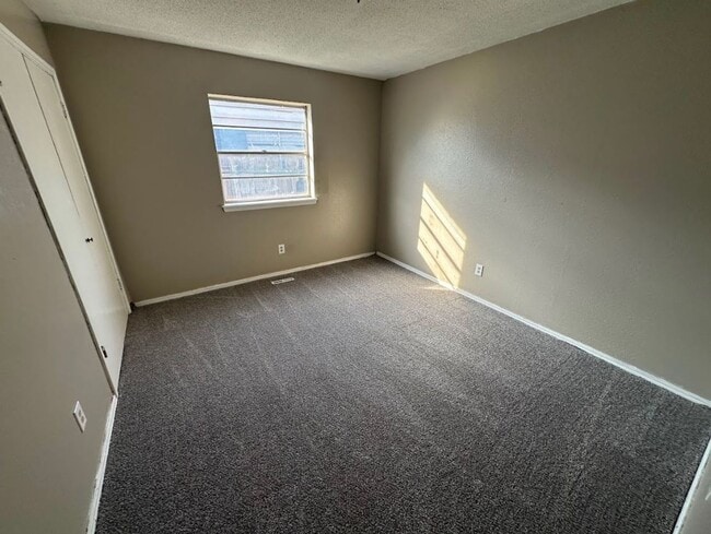 Building Photo - 4 Bed 2 Bath Available!