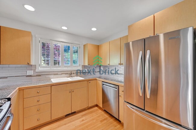 Building Photo - 3 BED & 2.5 BATH Town house FOR RENT