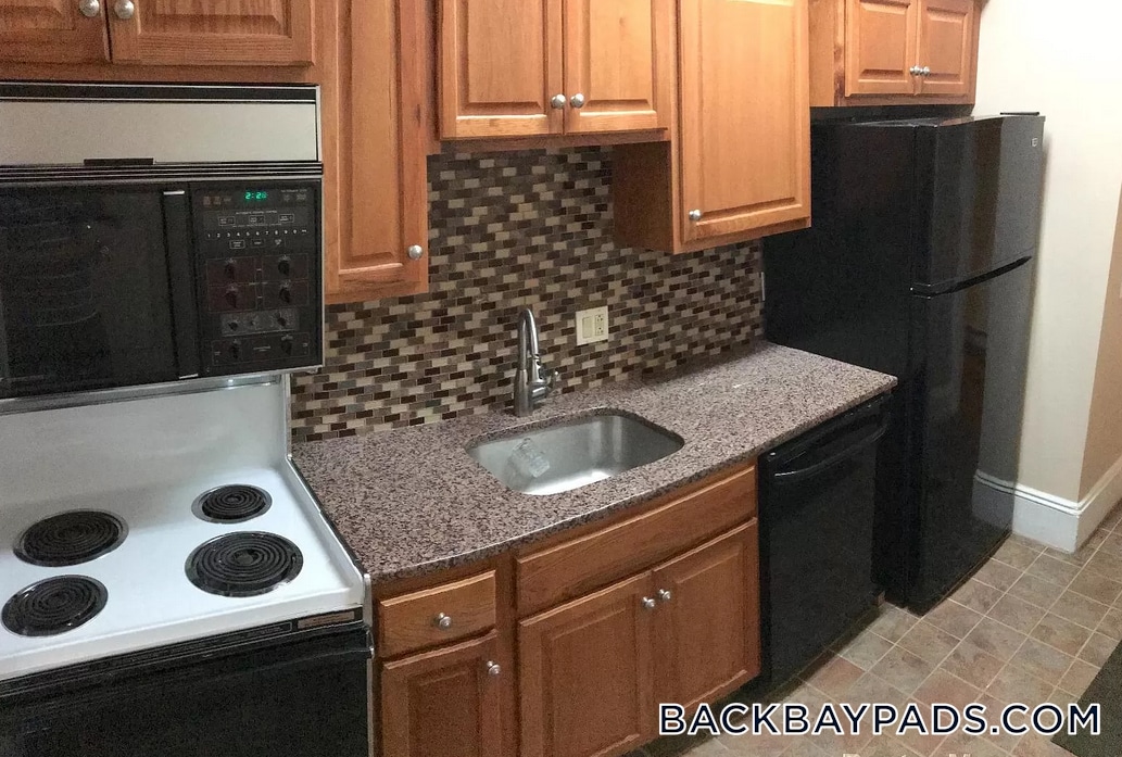 Building Photo - 913 Boylston St