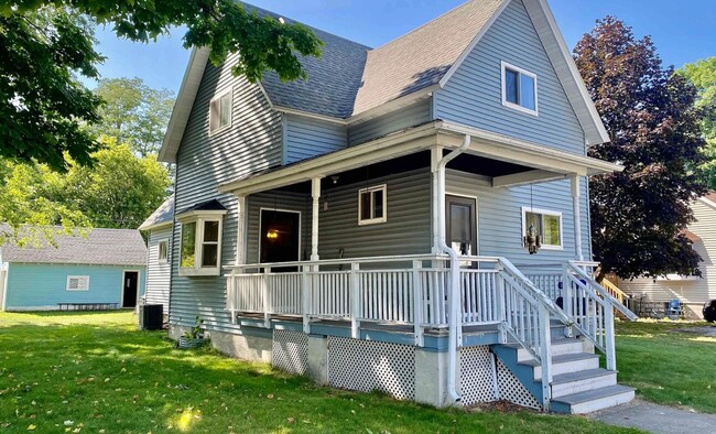 Building Photo - 1359 Oakes St