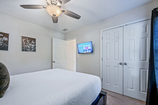 Building Photo - 206 Persimmon Tr