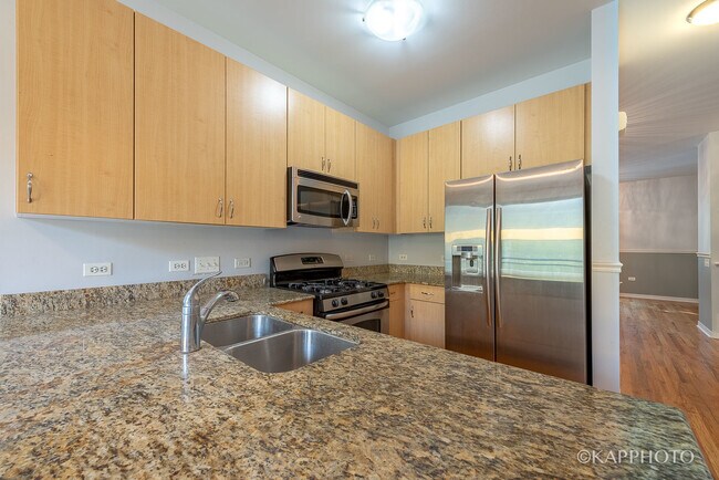 Building Photo - 468 W Elm St