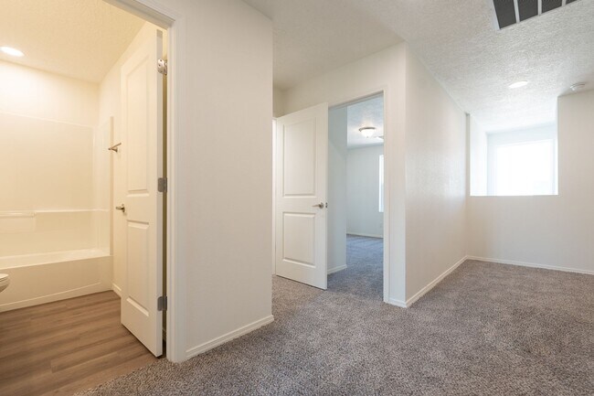 Building Photo - NEW TOWNHOME!!!!!!!