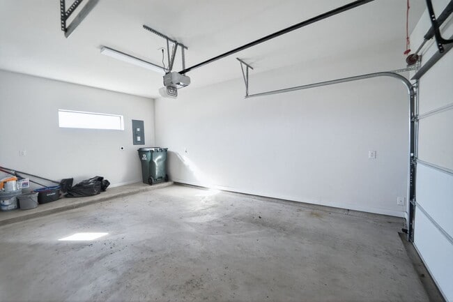 Building Photo - 4 Week Free Move-In Incentive!! Modern Luxury Townhome in Gated Community – Rooftop Balcony & Pre...