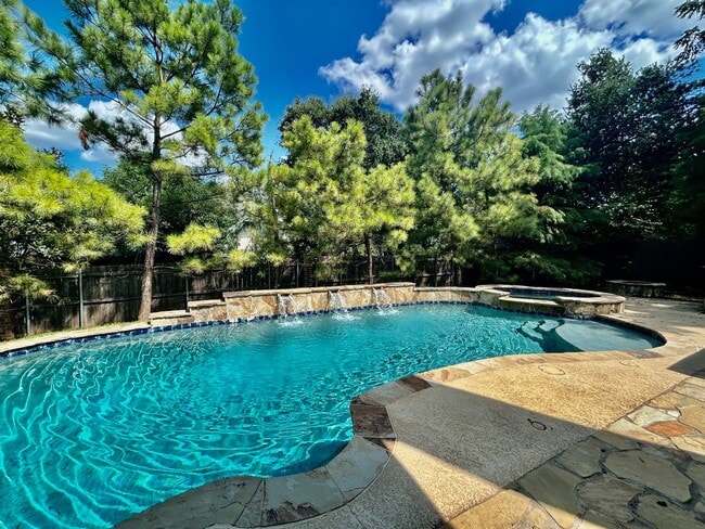 Building Photo - Oak Tree with a pool!!