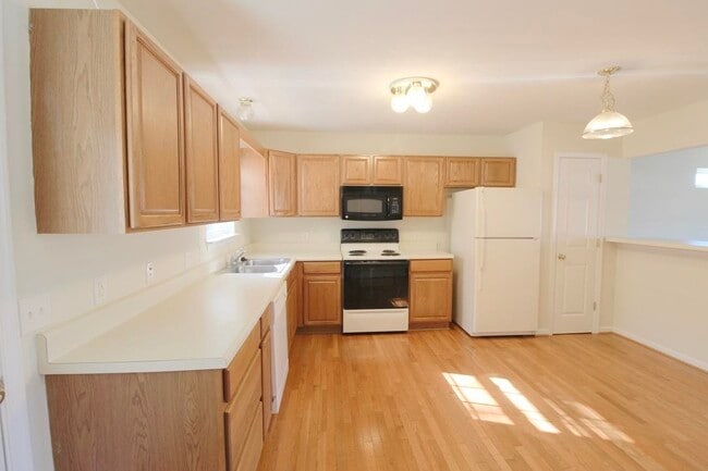 Building Photo - 351 Emerson Ln