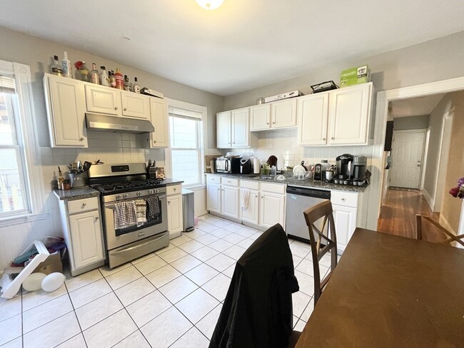 Primary Photo - 16 Taft St