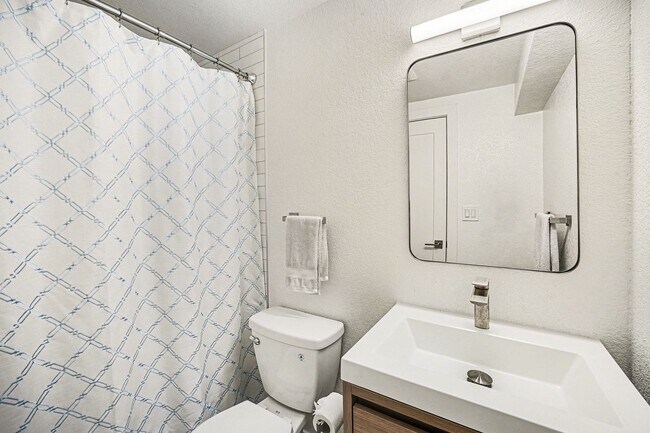 Building Photo - Spacious 3BD/2BA Home in Denver, CO- Available August 1st!