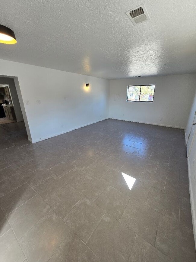 Building Photo - 3 bedroom 2 bath HOUSE for Rent near Downtown