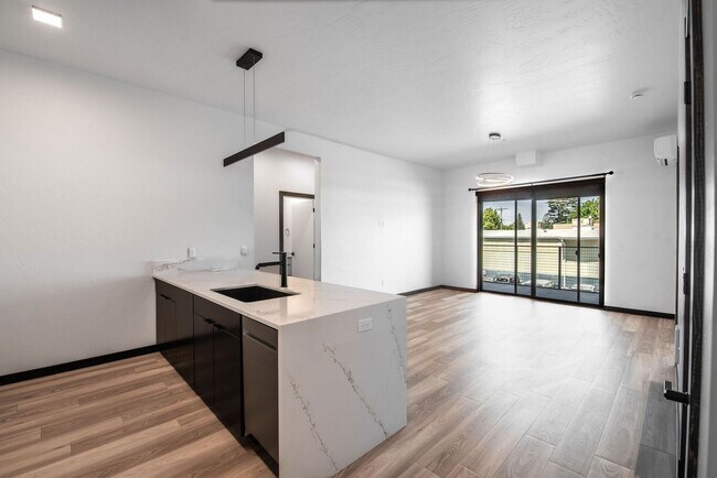 Building Photo - Modern Midtown Living | 2 Bed, 2 Bath Near...