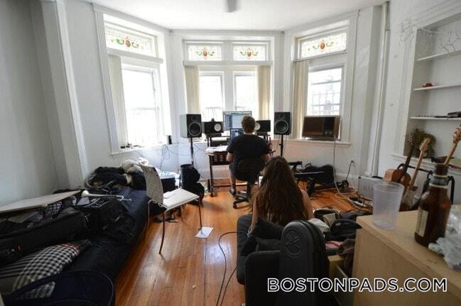 Building Photo - 64 Hemenway St