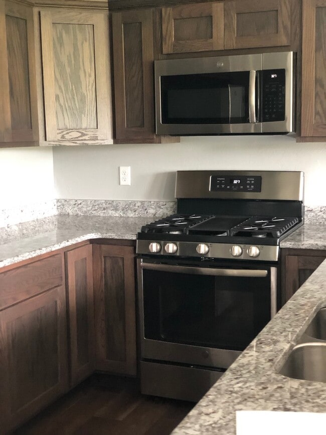 Building Photo - 3 Bedroom, 2 1/2 Bathroom Townhouse -2 weeks free rent with 1-year lease-