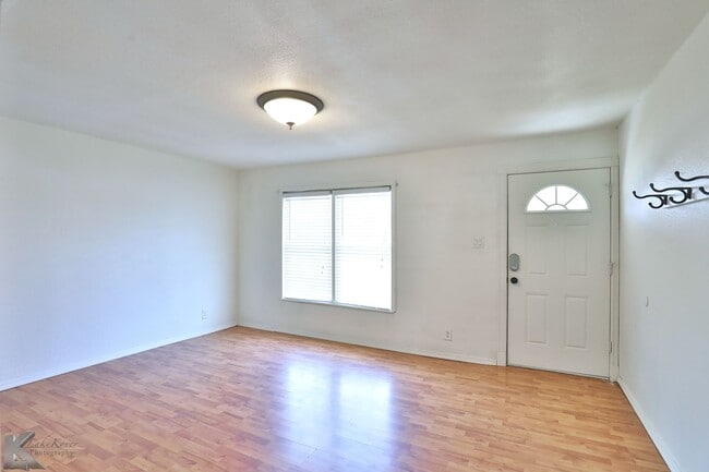 Building Photo - 3 BEDROOM,  Kitchen appliances, NEW INTERIOR PAINT! 6 MONTH LEASE AVAILABLE!