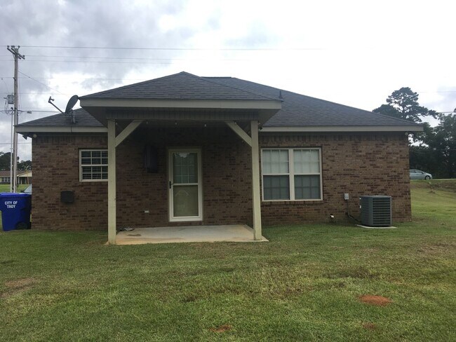 Building Photo - 3 bed 2 bath home on Henderson Hwy
